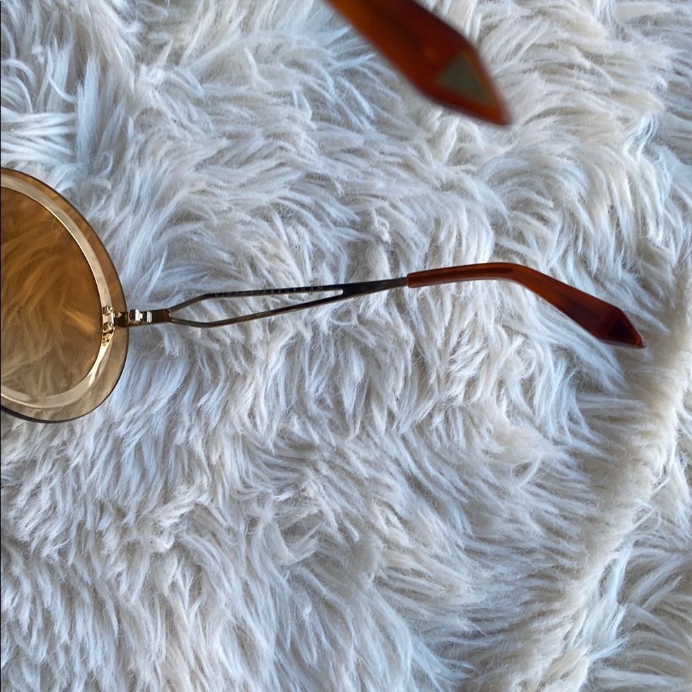 Victoria Beckham Stylish Gold Sunglasses - Picture 6 of 9
